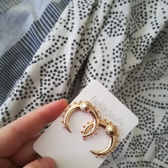 ONE LEFT!!🔥Boho Horn Crescent Moon Gold Earrings - Picture 6 of 6